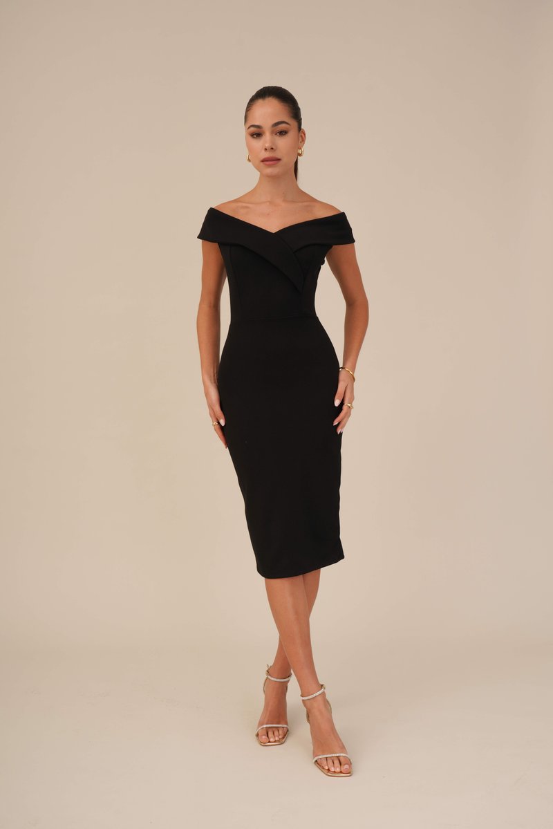 Zwarte off-the-shoulder midi-jurk met een aansluitende silhouet, gestructureerde stof en gedrapeerde details bij het lijfje, gecombineerd met sleehakken.
