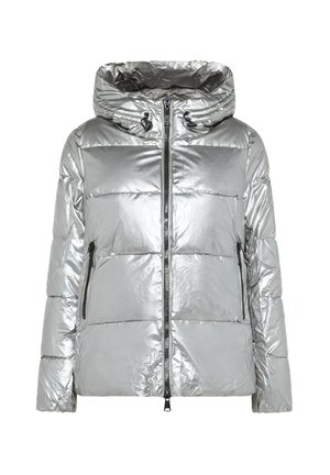 Giacca imbottita argento con finitura lucida, dotata di cappuccio, chiusura frontale a zip e due tasche laterali. Materiale leggero e strutturato.