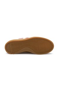 Schuhsohle mit strukturiertem, geripptem Muster; überwiegende beige Farbe mit orange-braunen Akzenten. Leichte Krümmung entlang der Ränder.