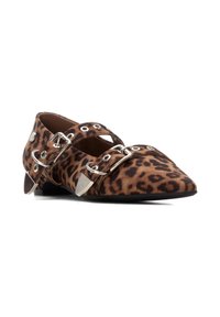 Zapato plano de punta afilada en tela de leopardo marrón, con acentos de hardware plateado, correas con hebilla y una suela negra baja.