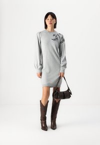 Object OBJTHESS EMBROIDERY DRESS - Kampsunkleit - light grey melange