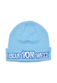 Beanie lavorato a maglia blu chiaro con risvolto, caratterizzato dalla frase ricamata "ESCAPE VON WELT" in lettere stilizzate bianche e blu.