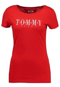 Czerwona koszulka z krótkim rękawem z mieszanki bawełny, z białym napisem "TOMMY JEANS" oraz cyframi, okrągłym dekoltem i dopasowanym krojem.