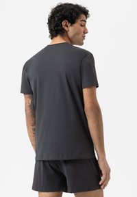 Donsgrijze T-shirt voor heren, met korte mouwen, ronde hals, gemaakt van zacht katoen, gecombineerd met bijpassende shorts. Eenvoudig ontwerp; geen zichtbare patronen of accenten.