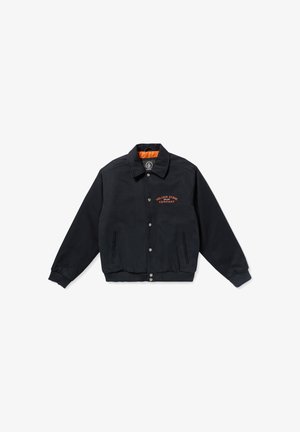 Chaqueta negra con cierre de botones a presión, forro interior naranja, bolsillos laterales y logotipo bordado en el pecho en color naranja.