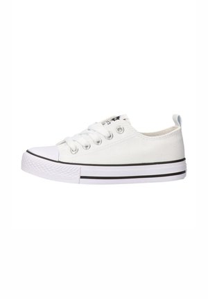 Zapatilla de lona blanca con puntera de goma, raya negra en la suela y seis ojetes para los cordones. Presenta una pestaña en la parte trasera para ponérsela fácilmente.