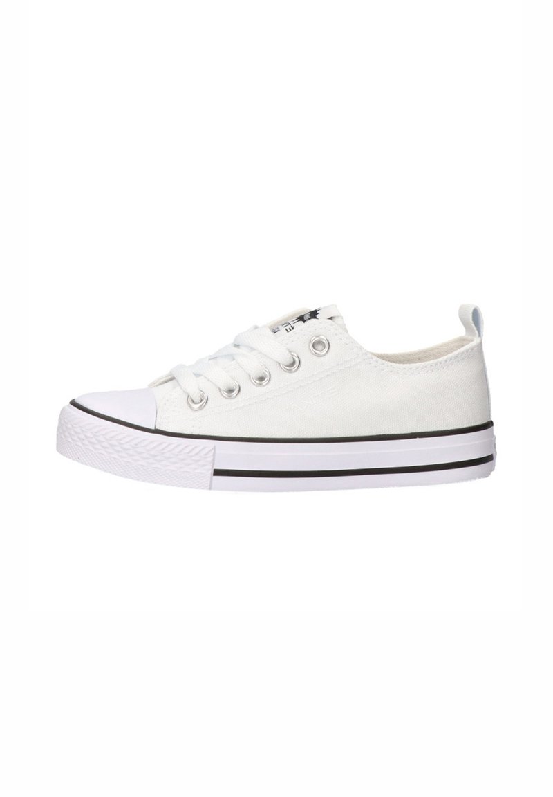 Zapatilla de lona blanca con puntera de goma, raya negra en la suela y seis ojetes para los cordones. Presenta una pestaña en la parte trasera para ponérsela fácilmente.
