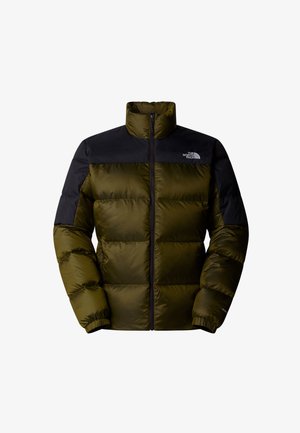 Pufferjack in olijfgroen en zwart, met een hoge kraag, horizontale banen, elastische manchetten en een ritssluiting aan de voorkant; beschikt over een logo op de schouder.