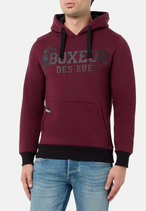 Bordeauxroter Kapuzenpullover mit schwarzem Logo, Fronttasche und kontrastierenden schwarzen Bündchen. Hergestellt aus einem weichen Stoff mit glatter Oberfläche.