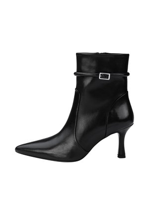 Schwarzer Leder-Stiefelette mit spitzer Spitze, schlankem mittelhohem Absatz und einem kleinen Riemen mit silberner Schnalle rund um den oberen Schaft.