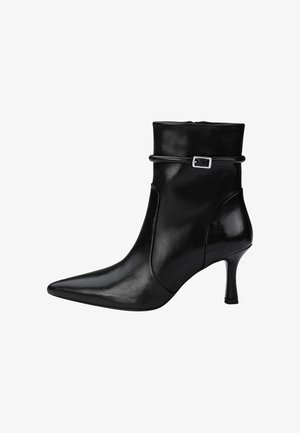 Schwarzer Leder-Stiefelette mit spitzer Spitze, schlankem mittelhohem Absatz und einem kleinen Riemen mit silberner Schnalle rund um den oberen Schaft.