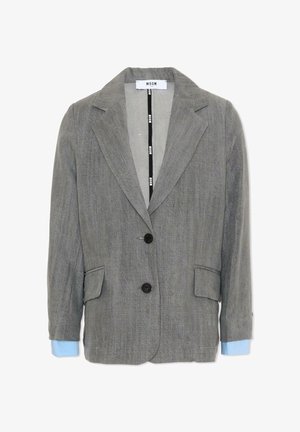 Szary dwuguzikowy marynarka z wciętymi klapami, kieszeniami z klapkami i niebieskimi mankietami koszuli wystającymi z rękawów, z metką MSGM wewnątrz kołnierza.