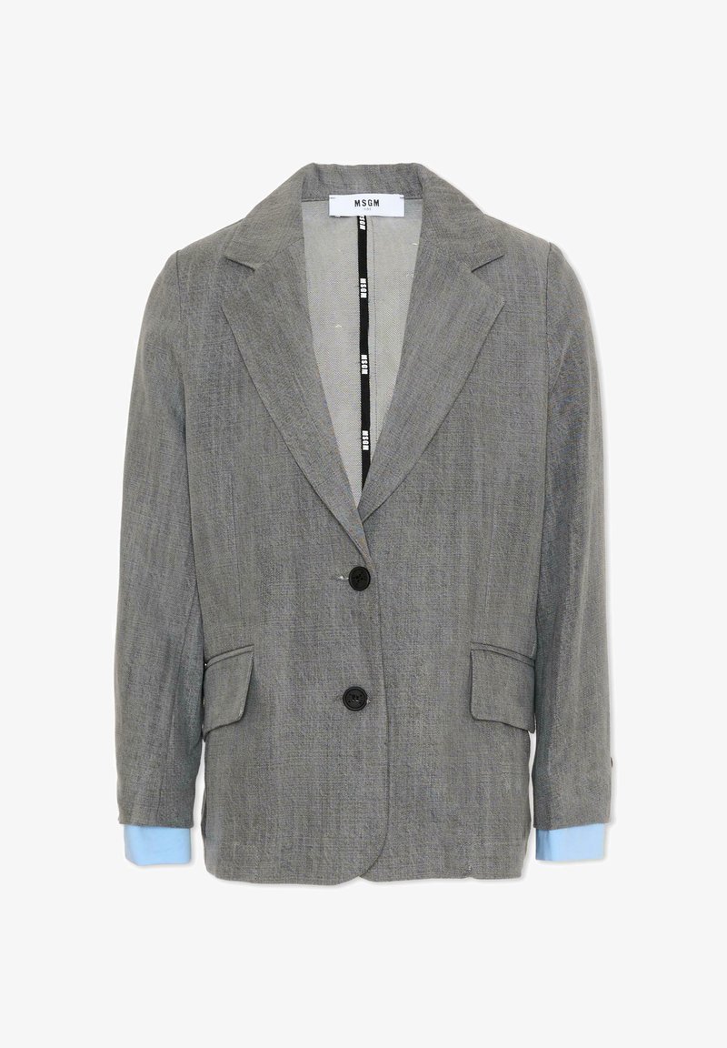 Blazer gris de dos botones con solapas de muesca, bolsillos con solapa y puños de camisa azul asomando por las mangas, con la etiqueta MSGM en el interior del cuello.