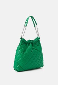 Grön quiltad handväska med inskrynklad topp, dubbla gröna remmar och silverkedjeaccenter. Slät, glänsande yta med en mjuk silhuett.