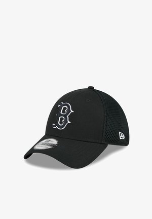 Zwarte honkbalpet met witte geborduurde "B" aan de voorkant en achterpanelen van mesh, een gebogen klep en het New Era-logo aan de zijkant.
