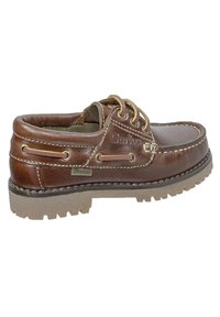 Zapato de barco de cuero marrón con cordones, superficie texturizada y una suela resistente. Costuras notables y un pequeño logotipo en el lateral.
