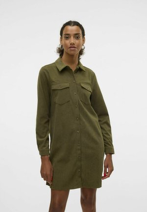 Robe boutonnée vert olive avec col, manches longues et deux poches poitrine. Texture lisse avec des boutons en métal et une coupe décontractée.