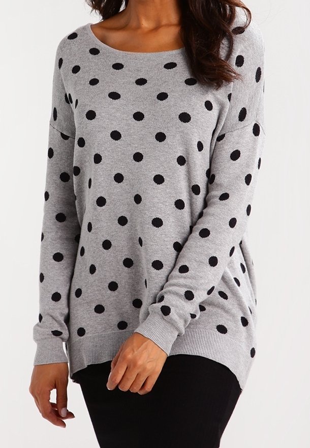 Grå långärmad tröja med svarta prickar. Har en bred halsringning, ribbade ärmslut och nederkant. Mjuk textur, avslappnad passform.