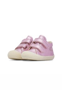Scarpe in pelle rosa con una finitura lucida, caratterizzate da due cinturini in velcro, punta arrotondata e suola in gomma texturizzata.