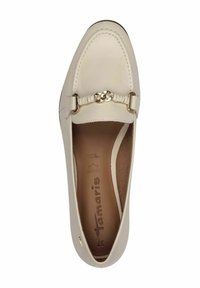 Mocassino in pelle beige con punta arrotondata, dettagli decorativi in metallo dorato e cuciture; l'interno è dotato di una soletta imbottita.