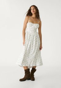Stradivarius PRINTED  - Vapaa-ajan mekko - beige