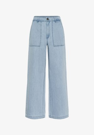 Gaiši zili plaša stila džinsi ar divām priekšējām kabatām, pogu aizdari un redzamām šuvju detaļām. Audumam ir gluda tekstūra.