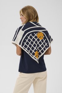 Tumši zila šalle ar režģa rakstu, kurā attēloti tenisa bumbiņas, izgatavota no mīksta auduma un apmalēta ar krēmkrāsas materiālu.