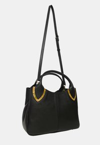 Borsa a mano in pelle nera con due manici corti e una lunga tracolla regolabile, con accenti a motivo mappa gialla vicino ai manici.