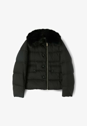 Giaccone nero imbottito con colletto in pelliccia sintetica, chiusura frontale con cerniera e polsini con bottoni. Presenta un design trapuntato orizzontale e due tasche con patta.