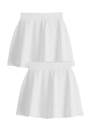 Zwei weiße Röcke mit elastischem Bund, einer größer und einer kleiner, mit ausgestellter Silhouette und gerafften Stoffdetails.