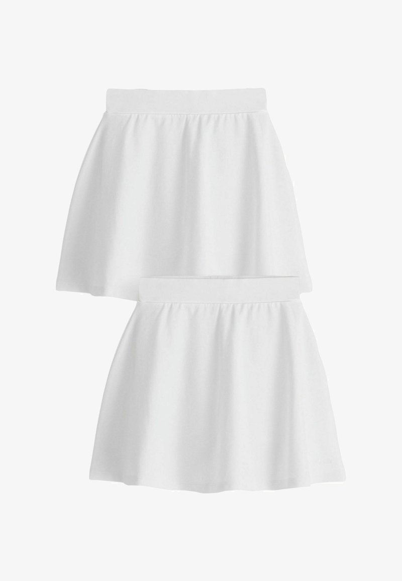 Deux jupes blanches à taille élastique, une plus grande et une plus petite, avec une silhouette évasée et des détails de tissu froncés.