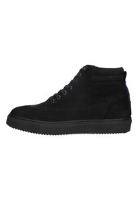 Zwarte hoge sneakers van suède met een gestructureerd oppervlak, vetersluiting, rubberen zool en een contrasterende kleuraccent op de hak.