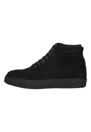Zwarte hoge sneakers van suède met een gestructureerd oppervlak, vetersluiting, rubberen zool en een contrasterende kleuraccent op de hak.
