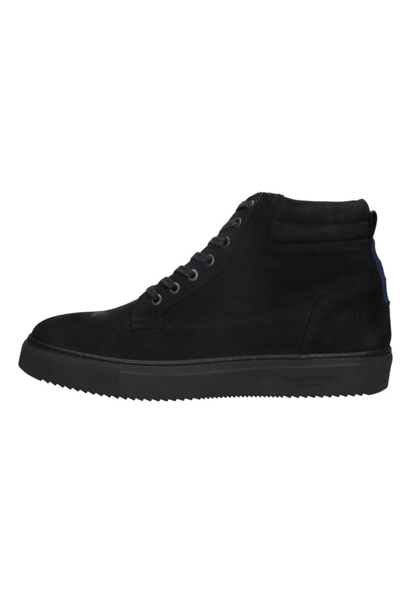 Zwarte hoge sneakers van suède met een gestructureerd oppervlak, vetersluiting, rubberen zool en een contrasterende kleuraccent op de hak.