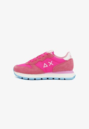 Scarpe sportive rosa con tomaia in suede e tessuto, lacci piatti, dettagli bianchi e suola in gomma blu. Presenta un dettaglio con il logo sul lato.