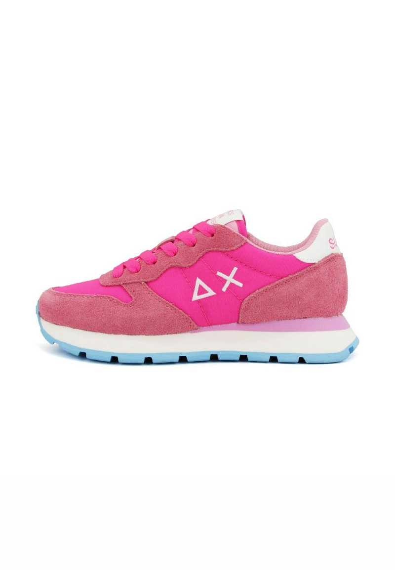 Rosa Sportschuhe mit Obermaterial aus Wildleder und Stoff, flachen Schnürsenkeln, weißen Akzenten und einer blauen Gummisohle. Mit Logodetail an der Seite.