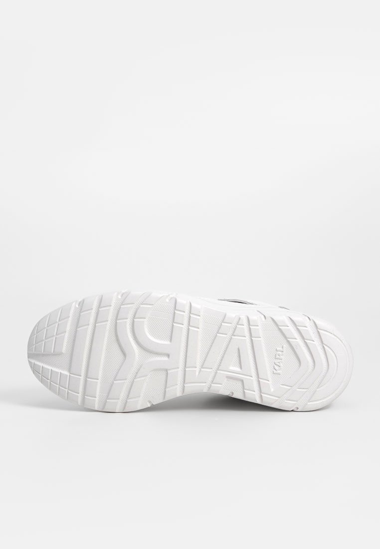 Semelle d'une sneaker blanche avec un motif de semelle géométrique et le mot "KARL" embossé près du talon.