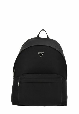 Sac à dos noir de forme arrondie, en tissu, avec une poche avant zippée et un logo triangulaire en argent à l'avant.