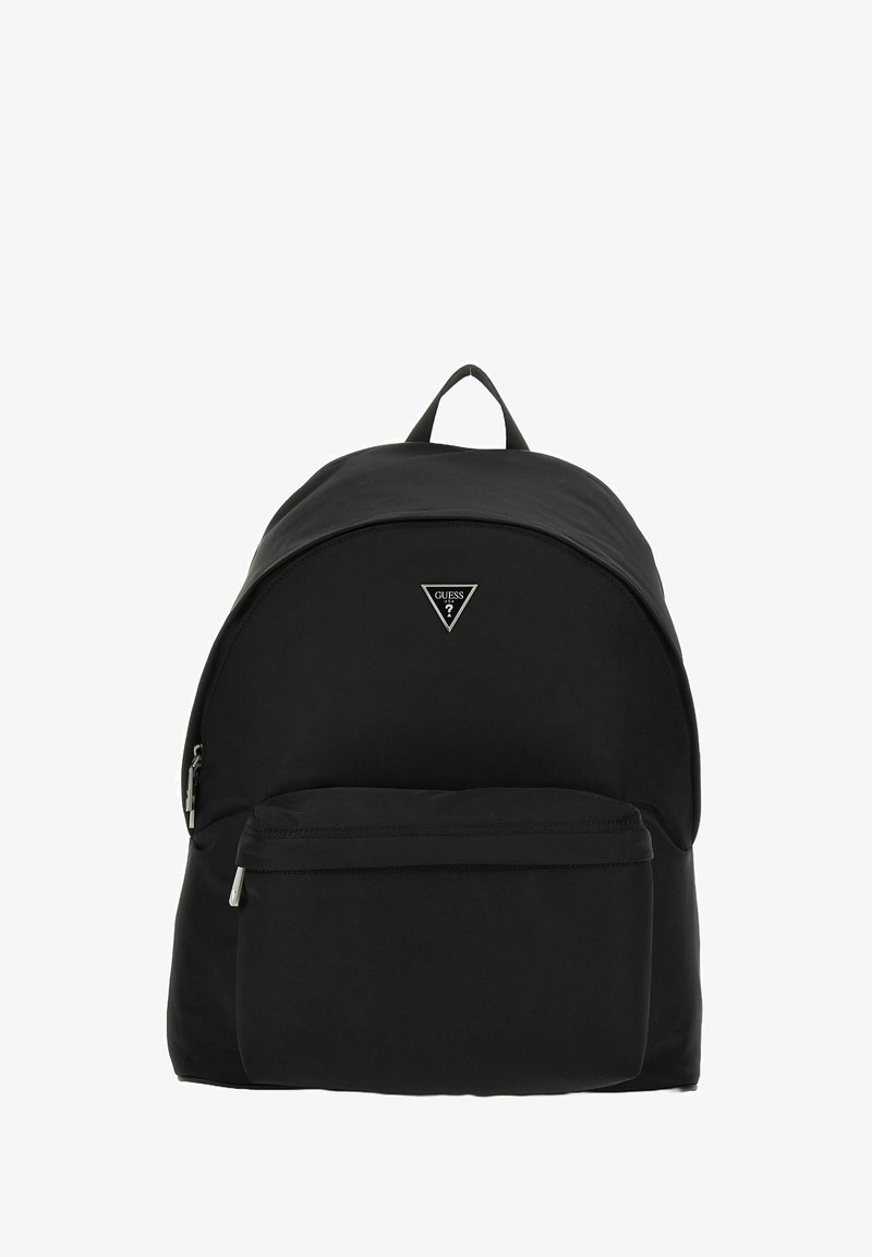 Sac à dos noir de forme arrondie, en tissu, avec une poche avant zippée et un logo triangulaire en argent à l'avant.