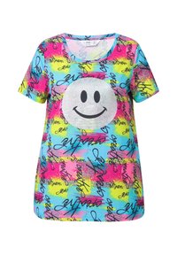 Kleurvolle t-shirt in blauw, roze en geel met een ronde grijze glimlachende gezichtsgrafiek op de voorkant. Heeft een losse pasvorm en korte mouwen.