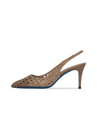 Slingback alto in pelle marrone perforata con punta appuntita, decorato con dettagli dorati e tacco blu, caratterizzato da una trama testurizzata.