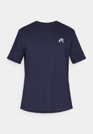 T-shirt en coton bleu marine avec un col rond, des manches courtes et un petit logo blanc sur la poitrine gauche. Texture lisse avec une coupe décontractée.