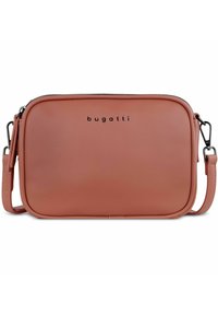 Borsa a tracolla Bugatti in morbida pelle corallo, forma rettangolare con chiusura a zip, dotata di logo stampato e tracolla regolabile.