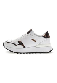 Sneaker bianco con accenti neri e marroni, materiali in pelle e sintetici, design con lacci, suola in gomma e dettaglio del logo dorato.