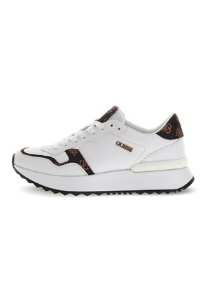 Sneaker bianco con accenti neri e marroni, materiali in pelle e sintetici, design con lacci, suola in gomma e dettaglio del logo dorato.
