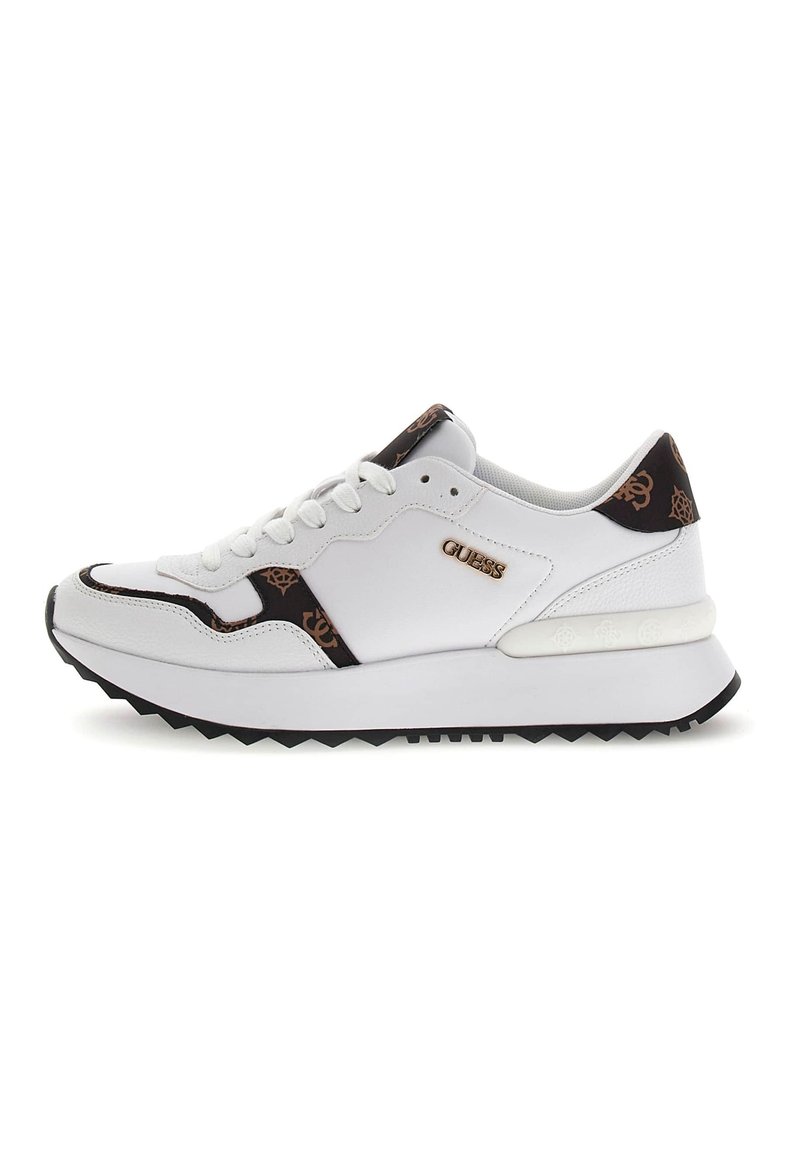 Sneaker bianco con accenti neri e marroni, materiali in pelle e sintetici, design con lacci, suola in gomma e dettaglio del logo dorato.