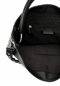Musta nahkainen käsilaukku, jossa on teksturoitu ulkopinta, ketjun aksentilla varustettu hihna ja tilava sisätila, jossa on vetoketjullinen tasku ja kangasvuori.