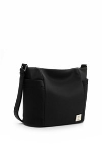 Schwarze Schultertasche aus strukturiertem Stoff. Verfügt über ein schlichtes Design mit einem verstellbaren Tragegurt und einem Logoetikett an der Basis.