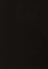 Tissu noir avec une texture lisse et un léger brillant. Présente un design ajusté avec des coutures visibles, sans motifs ni accents.