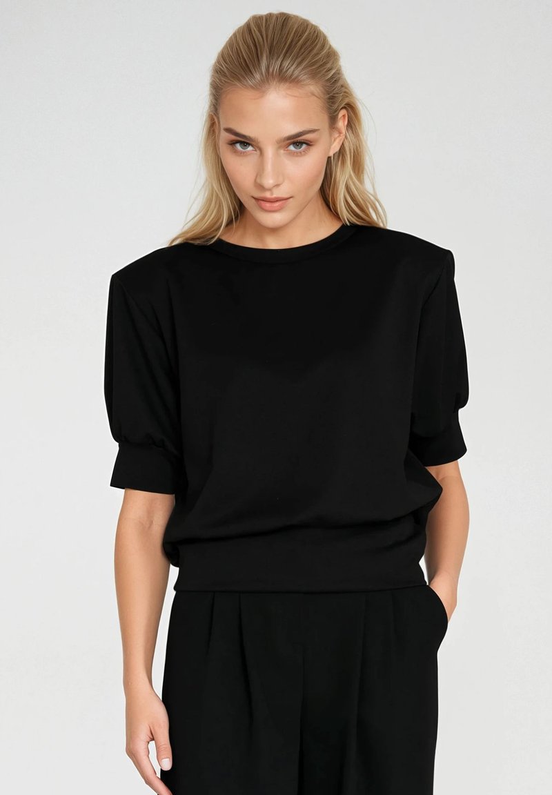 Czarny krótki top z rękawami, wykonany z miękkiego materiału, z okrągłym dekoltem, luźnym krojem i delikatnymi plisowaniami na rękawach.